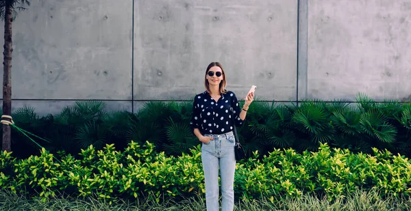 Inhoud Jong Aantrekkelijk Vrouwtje Casual Kleding Zonnebril Met Smartphone Staande — Stockfoto