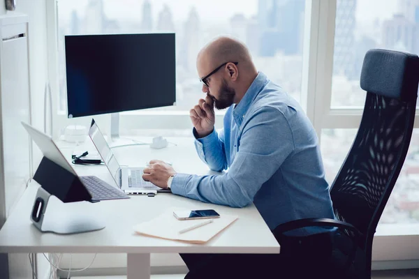 Zijaanzicht Van Geconcentreerde Mannelijke Bebaarde Werknemer Formele Kleding Bril Aan — Stockfoto