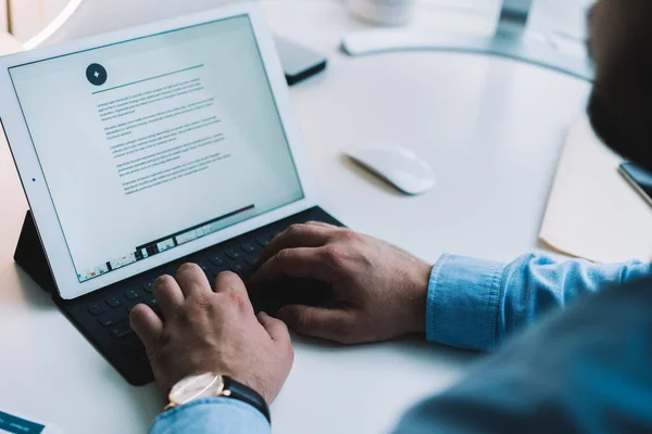 Von Oben Der Ernte Anonyme Männliche Unternehmer Formaler Kleidung Browser — Stockfoto