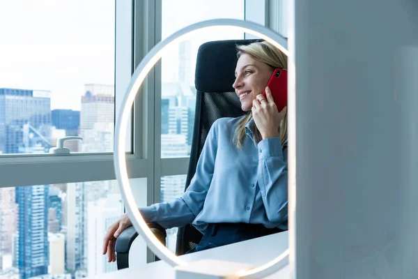 Mulher Sorrindo Positiva Colheita Roupa Formal Que Chama Pelo Telefone — Fotografia de Stock