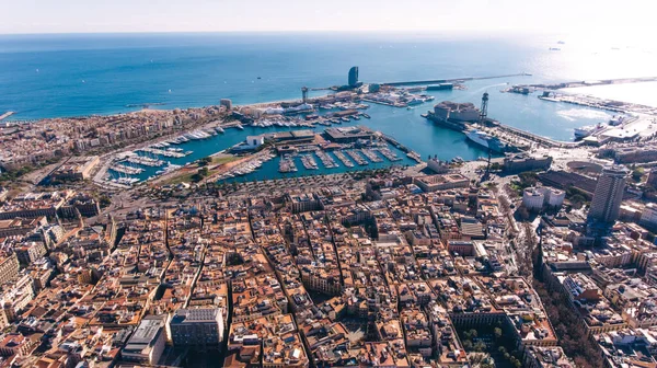 Drone Vista Majestuosa Ciudad Costera Situada Orilla Del Mar Tranquilo —  Fotos de Stock