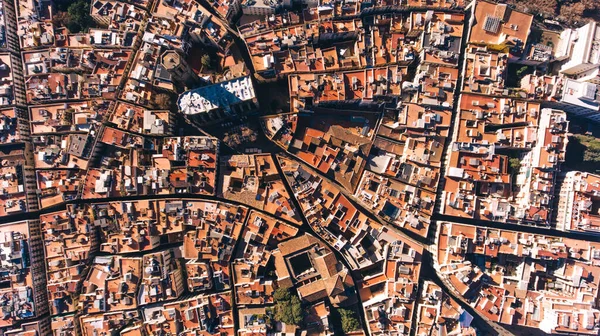 スペインのバルセロナ市内中心部に位置する住宅や工業用建物と息をのむような風景のトップドローンビュー — ストック写真
