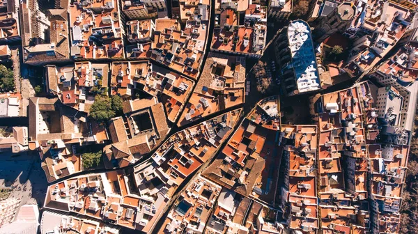 日当たりの良い日にバルセロナスペインに位置し 古い地区に明るい屋根を持つ高齢者の建物や家のドローンビュー — ストック写真
