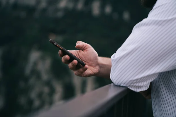 Oldalnézet Növényi Férfi Böngészés Mobiltelefon Támaszkodik Korláton Miközben Időt Tölt — Stock Fotó