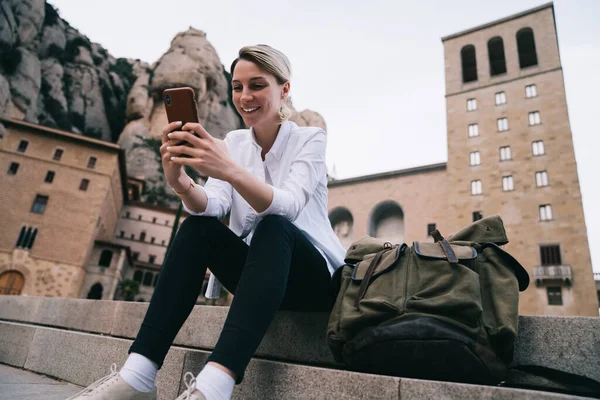 Von Unten Eine Glückliche Backpackerin Mit Zärtlichem Lächeln Die Stadtzentrum — Stockfoto