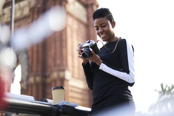 Von Unten Positiver Afroamerikanerin Schwarzem Kleid Die Fotos Der Kamera — Stockfoto
