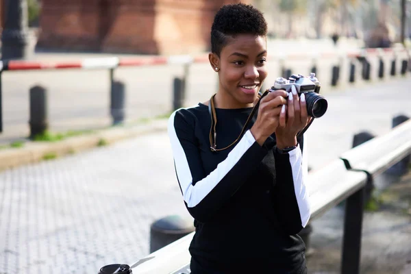 Młoda Afroamerykanka Fotograf Kręconymi Włosami Ubrana Strój Casual Robienie Zdjęć — Zdjęcie stockowe