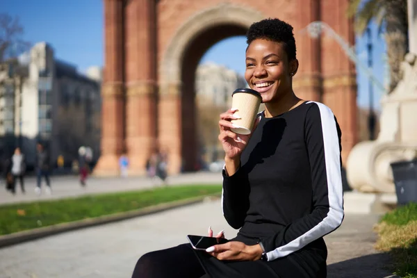 Jovem Afro Americana Positiva Com Sorriso Dente Vestindo Roupa Casual — Fotografia de Stock