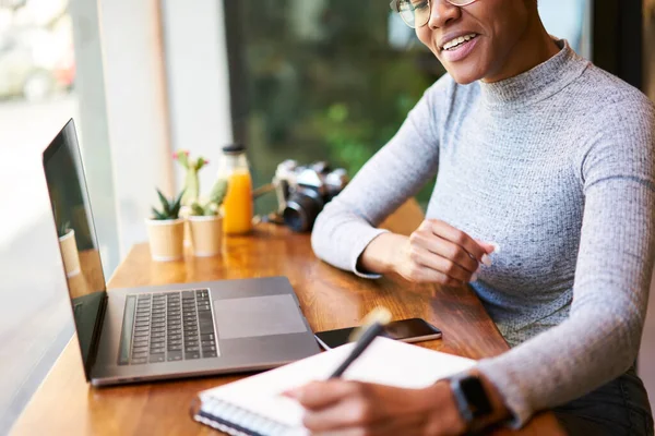 Satisfeito Escritor Feminino Preto Sentado Perto Grande Janela Com Laptop — Fotografia de Stock