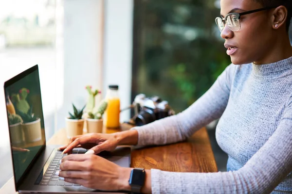 Zijaanzicht Van Afro Amerikaanse Vrouwelijke Werknemer Typen Tekst Laptop Tijdens — Stockfoto