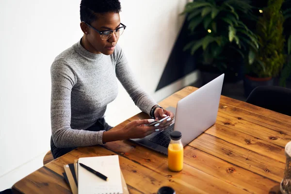 Van Boven Uit Gewas Afro Amerikaanse Vrouwelijke Ondernemer Casual Outfit — Stockfoto