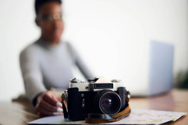 Selektivt Fokus För Gamla Retro Film Foto Kamera Placerad Bordet — Stockfoto