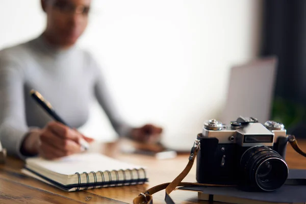 Ekin Kadın Serbest Yazar Bilgisayar Profesyonel Fotoğraf Makinesiyle Ofiste Otururken — Stok fotoğraf