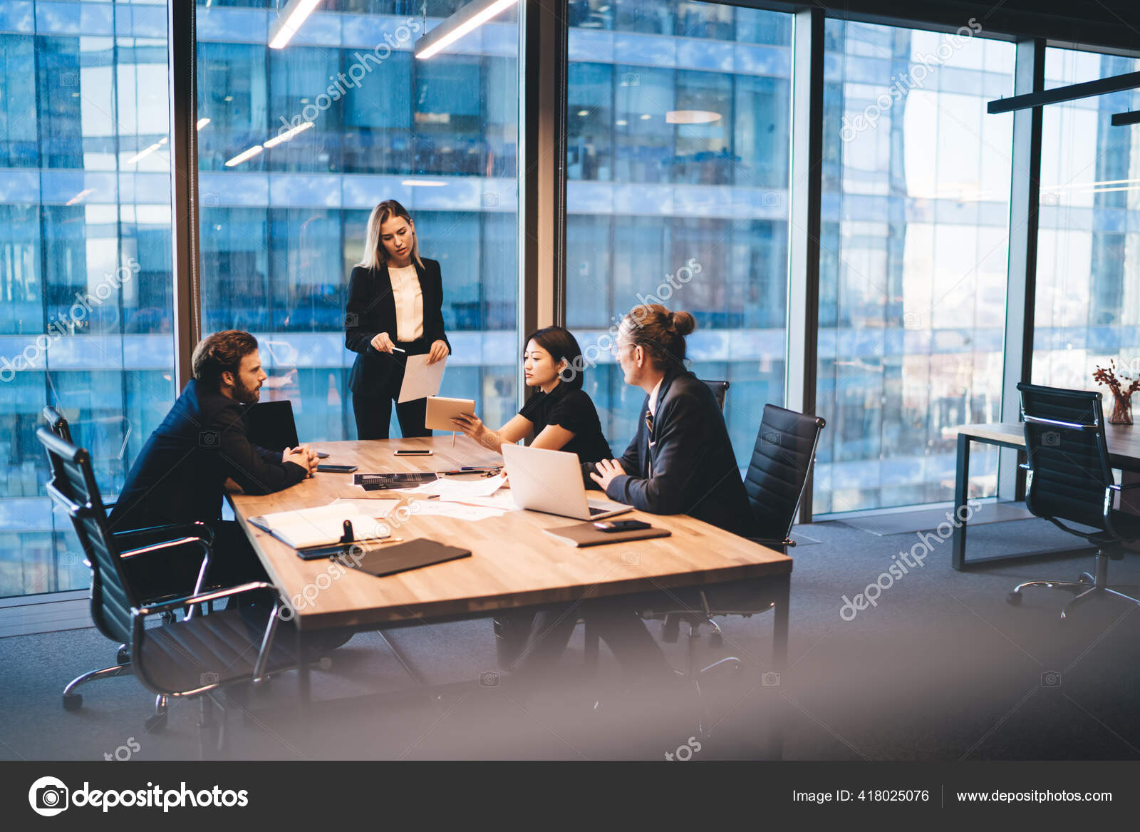 Cima Gerentes Executivos Multiétnicos Reunião Roupa Elegante Mesa