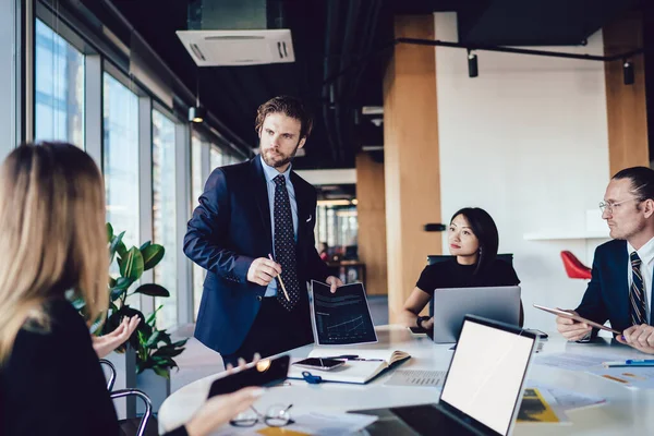 Zelfverzekerde Blanke Mannelijke Baas Gesprek Met Bemanning Van Het Bedrijfsleven — Stockfoto