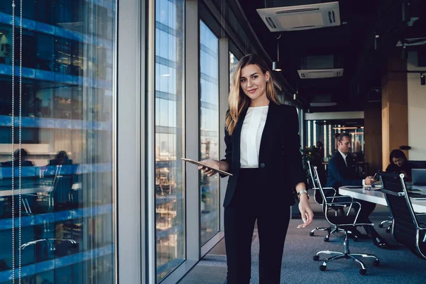 Feliz Mujer Empresaria Caucásica Vestida Con Atuendo Formal Que Sostiene —  Fotos de Stock