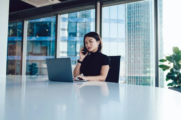 Jong Elegant Aziatisch Vrouw Zitten Aan Grote Tafel Moderne Werkplek — Stockfoto