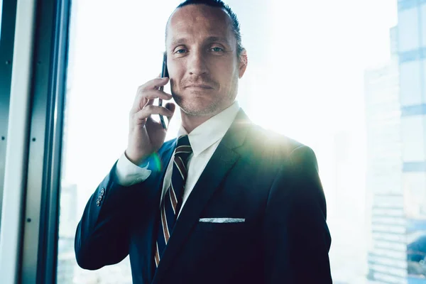 Serious Caucasian Male Entrepreneur Formal Wear Looking Camera Talking Mobile — Stock Photo, Image