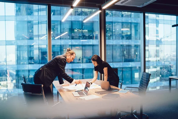 Sidovy Fokuserad Multietnisk Coworking Man Och Kvinna Stilren Outfit Står — Stockfoto