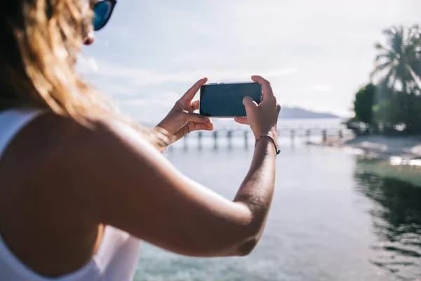 Vrouwelijke Blogger Met Moderne Mobiele Gadget Focus Camera Helderheid Voor — Stockfoto