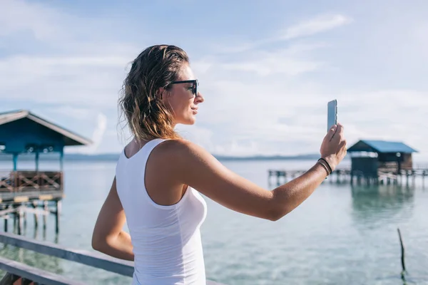 Aantrekkelijke Blanke Zwerver Met Behulp Van Mobiele Telefoon Gadget Voor — Stockfoto