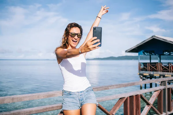 Carefree Γυναίκα Blogger Γυαλιά Ηλίου Γυρίσματα Ρεύματα Vlog Ζωντανή Λειτουργία — Φωτογραφία Αρχείου