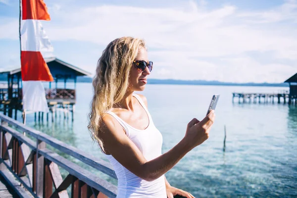 Mujer Rubia Joven Bronceada Delgada Parte Superior Blanca Gafas Sol — Foto de Stock