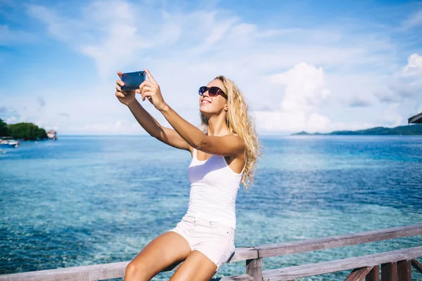 Aufrichtig Lächelnde Frau Mit Sonnenbrille Beim Fotografieren Mit Bahamas Meerblick — Stockfoto