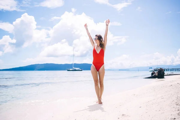 Mujer Despreocupada Levantando Las Manos Sintiéndose Bien Durante Las Vacaciones — Foto de Stock