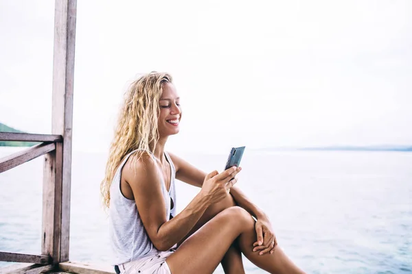 Mooie Positieve Blonde Vrouw Witte Zomerkleding Surfen Internet Sms Met — Stockfoto