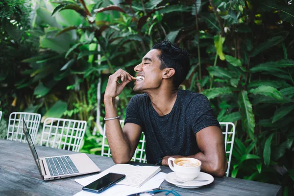 Zufriedener Hispanischer Mann Gläsern Beißt Kekse Und Trinkt Kaffee Während — Stockfoto