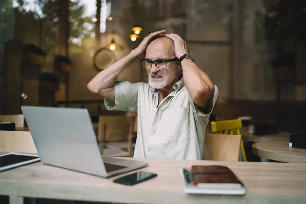 Frustrierter Älterer Mann Mit Brille Und Verzweifeltem Kopf Der Hand — Stockfoto
