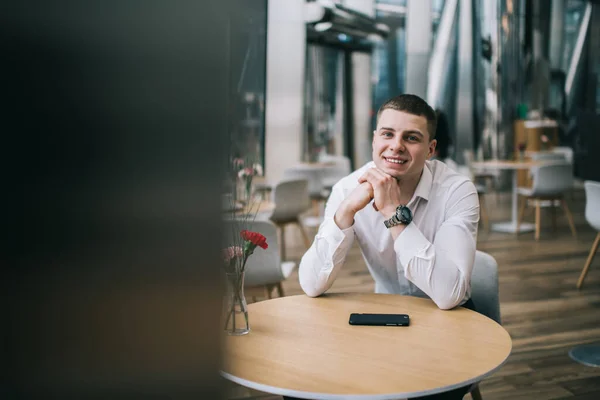 Homem Positivo Camisa Branca Relógio Pulso Sentado Mesa Madeira Com — Fotografia de Stock