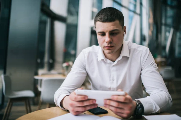 Joven Hombre Serio Camisa Oficina Blanca Con Auriculares Inalámbricos Verdaderos —  Fotos de Stock