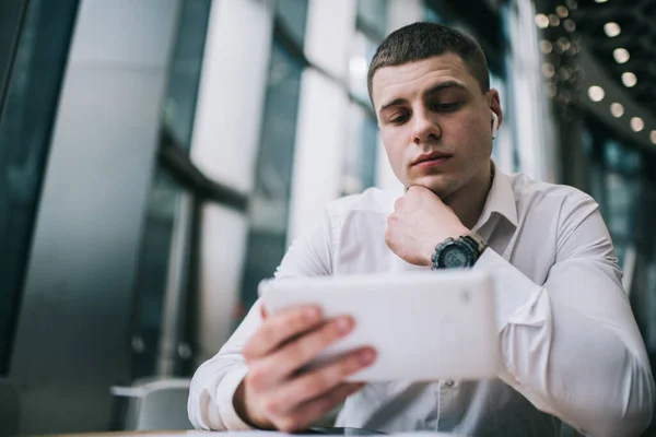 Trabajador Oficina Joven Serio Que Mira Vídeo Tableta Digital Que —  Fotos de Stock