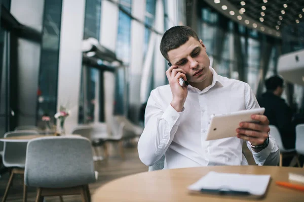 Alvorlig Ung Mannlig Entreprenør Formell Bruk Som Telefonsamtale Smarttelefon Som – stockfoto