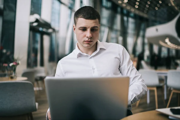 Junge Konzentrierte Männliche Fernbedienung Mitarbeiter Formaler Kleidung Arbeiten Tragbaren Computer — Stockfoto