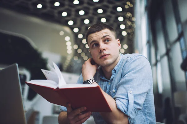 Van Onderen Van Gefocuste Man Casual Shirt Holding Planner Met — Stockfoto