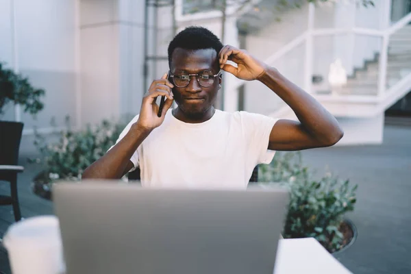 Seriöser Afrikanisch Amerikanischer Unternehmer Der Sein Bankkonto Laptop Checkt Und — Stockfoto