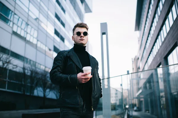 Desde Abajo Joven Reflexivo Vestido Negro Con Gafas Sol Redondas — Foto de Stock