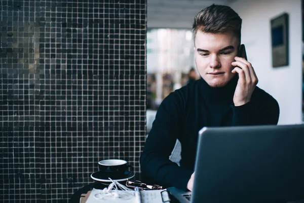 Umtriebiger Junger Mann Schwarzem Rollkragen Der Laptop Arbeitet Und Telefon — Stockfoto