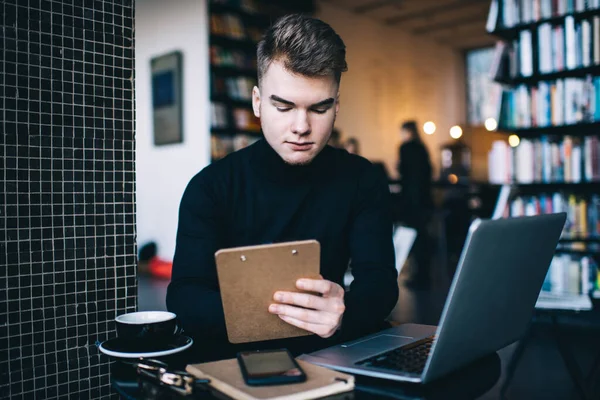 Konzentrierte Männliche Studenten Lässiger Kleidung Sitzen Tisch Der Bibliothek Und — Stockfoto