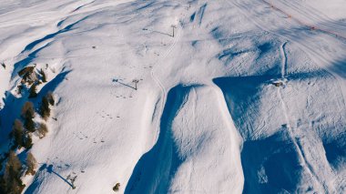 Manzaralı hava manzarası, bulutlarda uçan dron kışın karlı çam ağaçları, nefes kesen güzel doğa manzarası kuşları. 
