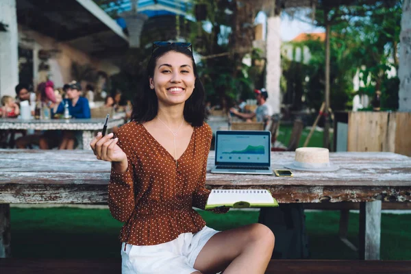 Positiv Asiatisk Kvinna Avslappnade Kläder Ler Och Tittar Kameran Medan — Stockfoto