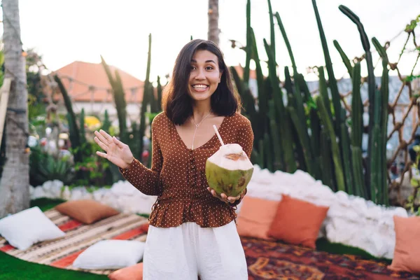 Jovem Fêmea Étnica Roupas Casuais Sorrindo Alegremente Enquanto Estava Terraço — Fotografia de Stock