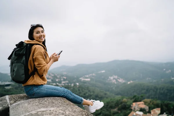 Portré Vidám Ázsiai Női Utazó Hátizsák Pihen Utazás Közben Helyszínen — Stock Fotó