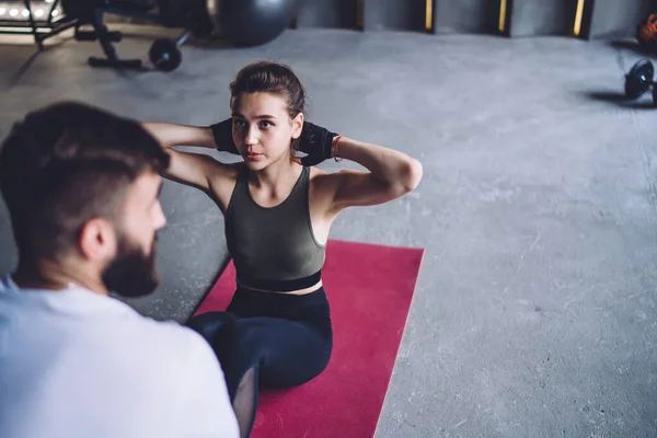 Desde Arriba Mujer Deportiva Concentrada Ropa Deportiva Guantes Haciendo Abdominales — Foto de Stock