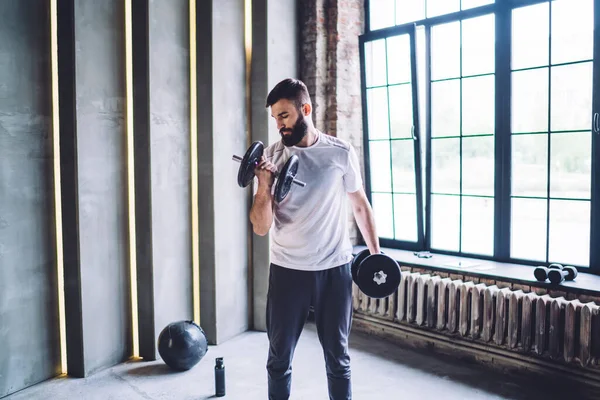Stilig Kaukasisk Idrottsman Trendiga Aktivitetskläder Lyfta Hantlar Träning Modernt Gym — Stockfoto