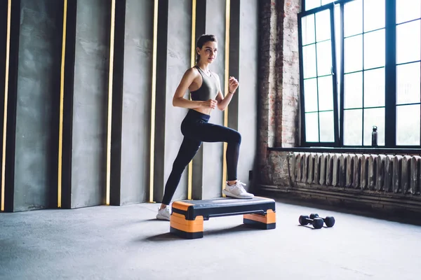 Entschlossene Schlanke Kaukasierin Die Mit Fitnessgeräten Schritte Macht Ihre Perfekte — Stockfoto