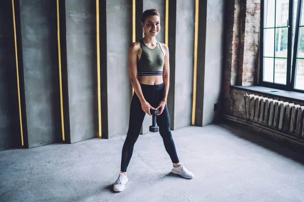 Volledig Lichaam Van Gelukkige Jonge Vrouwelijke Atleet Comfortabele Sportkleding Glimlachen — Stockfoto